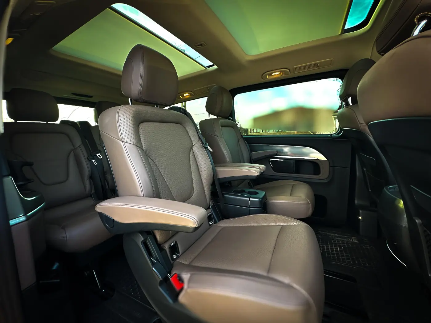 Spacious Passenger Seating with Panoramic Roof - Scaune Spațioase