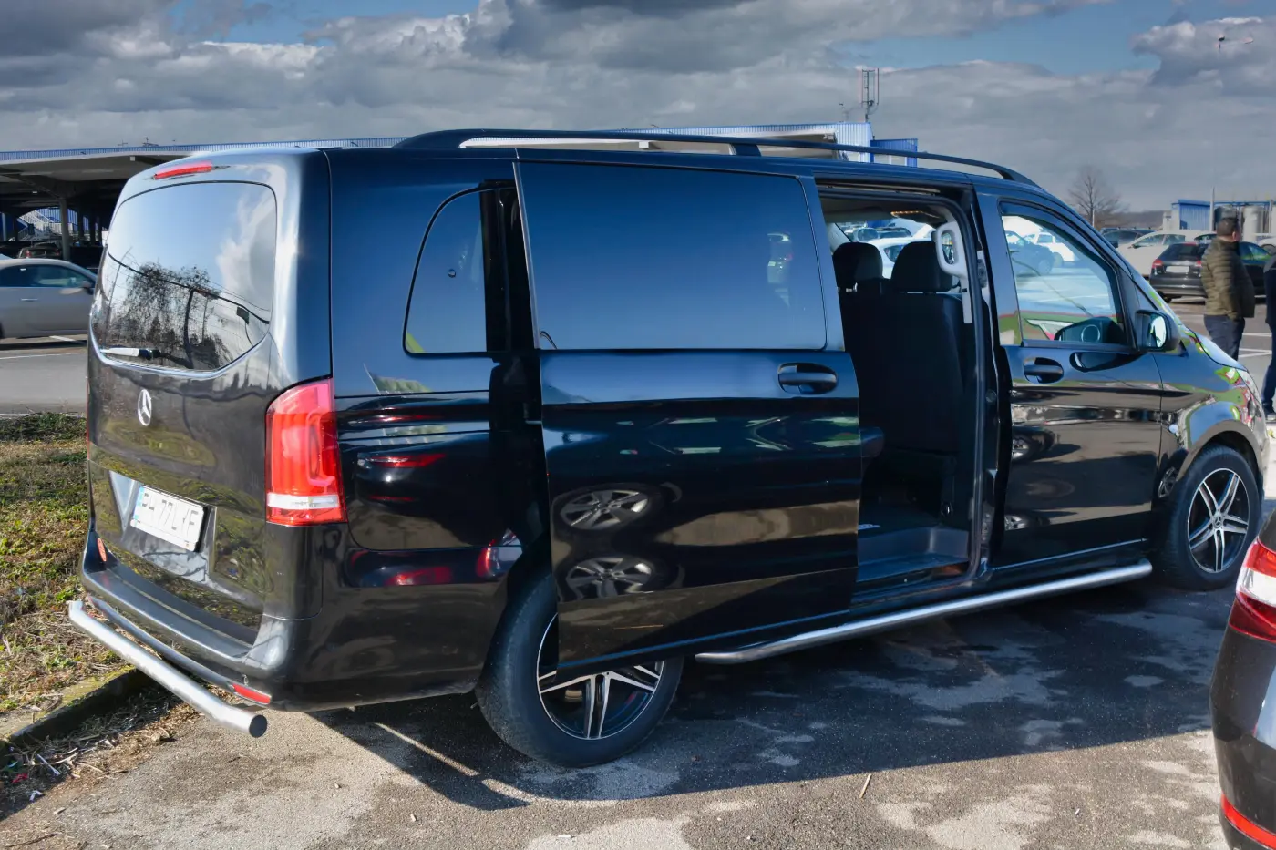 V-Class Side View with Open Door - Accesibilitate Ușoară